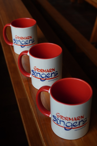 Foto von drei Bechern mit dem Logo des Chores