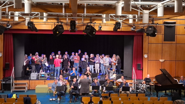 Bild der gemeinsamen Probe der BigBand der FF Großhansdorf und Stormarn Singers 2025