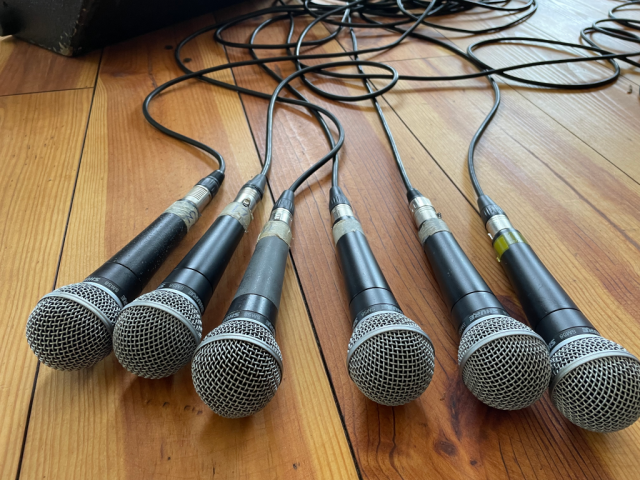 Bild von sechs Mikrofonen, die vom Chor genutzt werden
